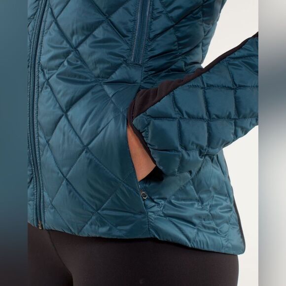 Lululemon Run: Turn Around Jacket in Alberta Lake / Black - Picture 12 of 16